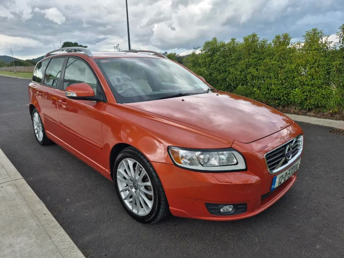 Volvo v50 DrivE Se Lux - Rare Orange - Image 1