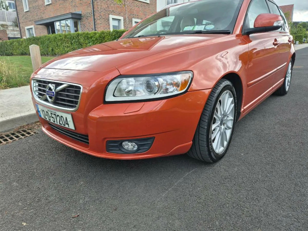 Volvo v50 DrivE Se Lux - Rare Orange - Image 2