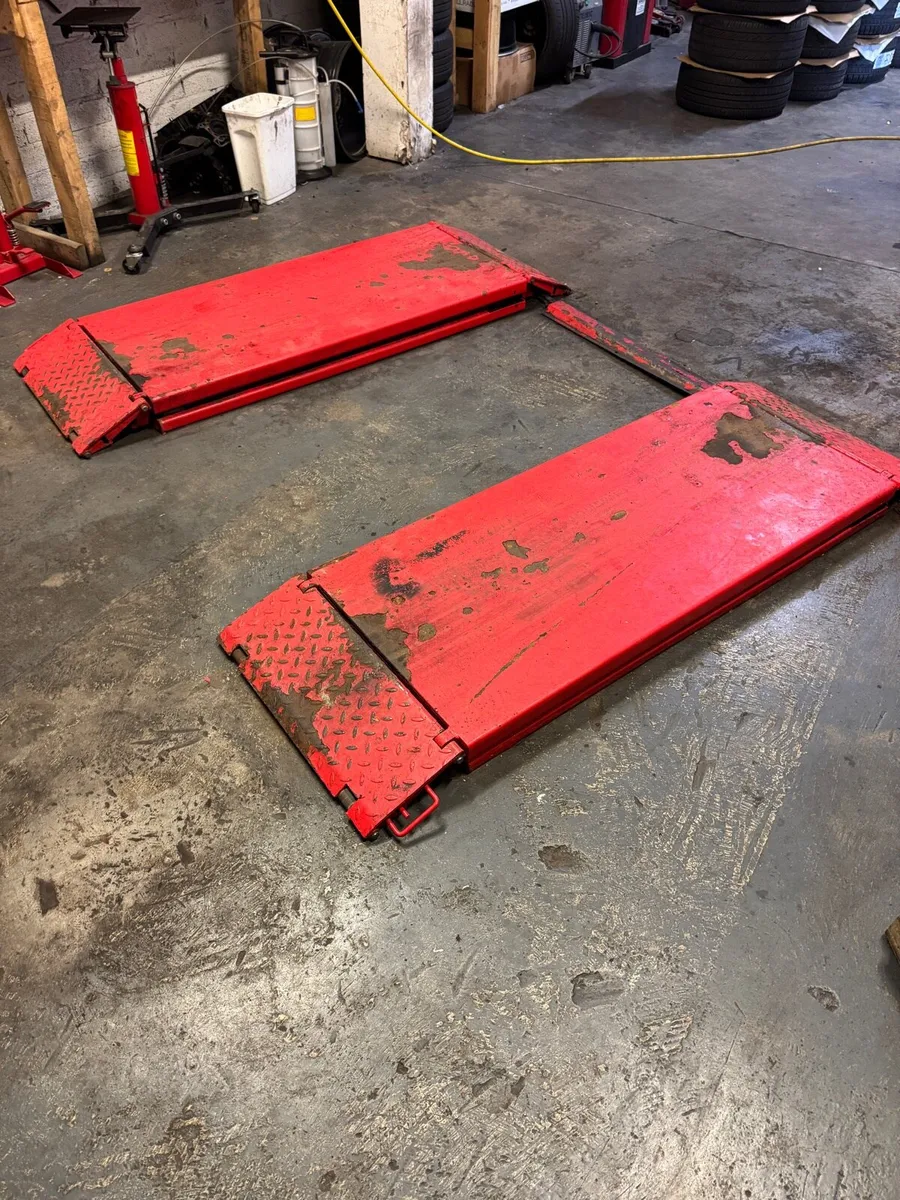 High rise scissor lift - Image 1