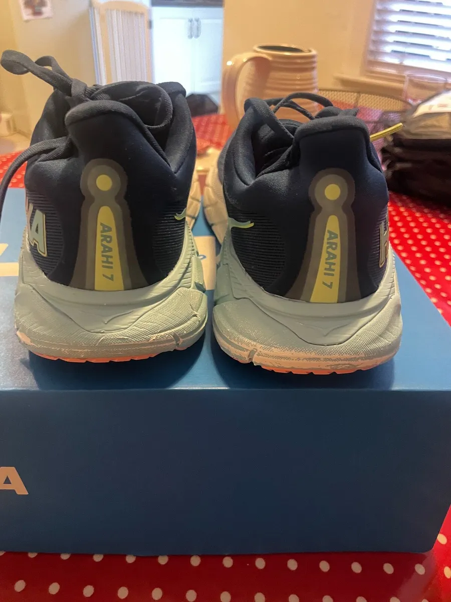 Worn very little hoka arahi - Image 4