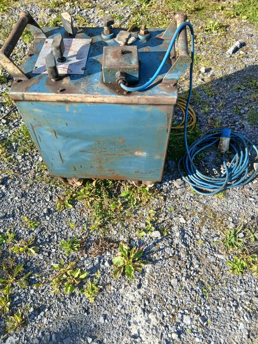 240 v oil colled arc welder, 110 v skill saw, 110 - Image 1
