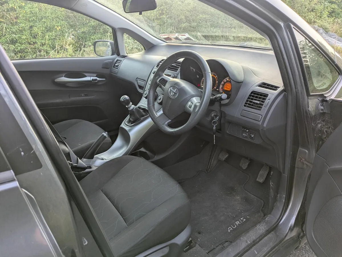 Toyota Auris 2012 - Image 2