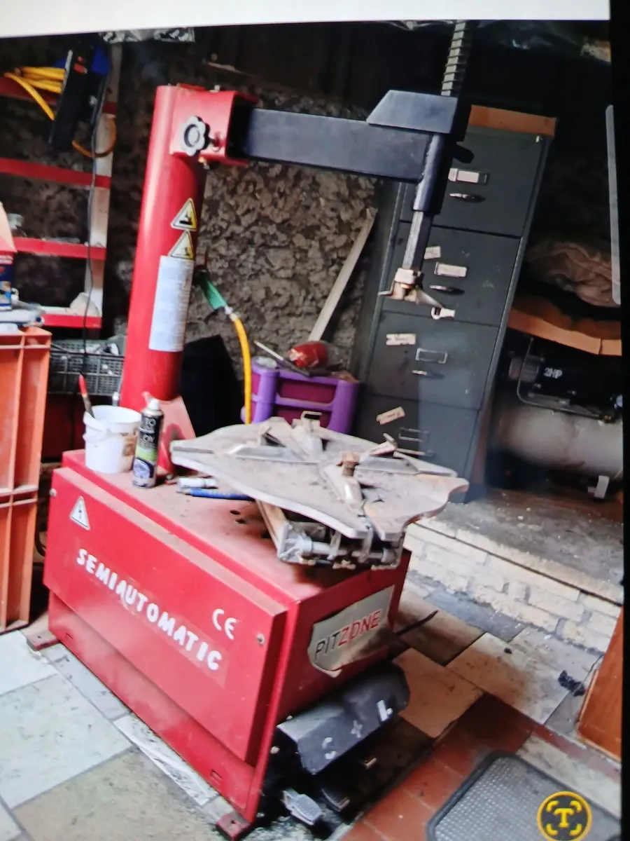 Tire changer with compresore - Image 1