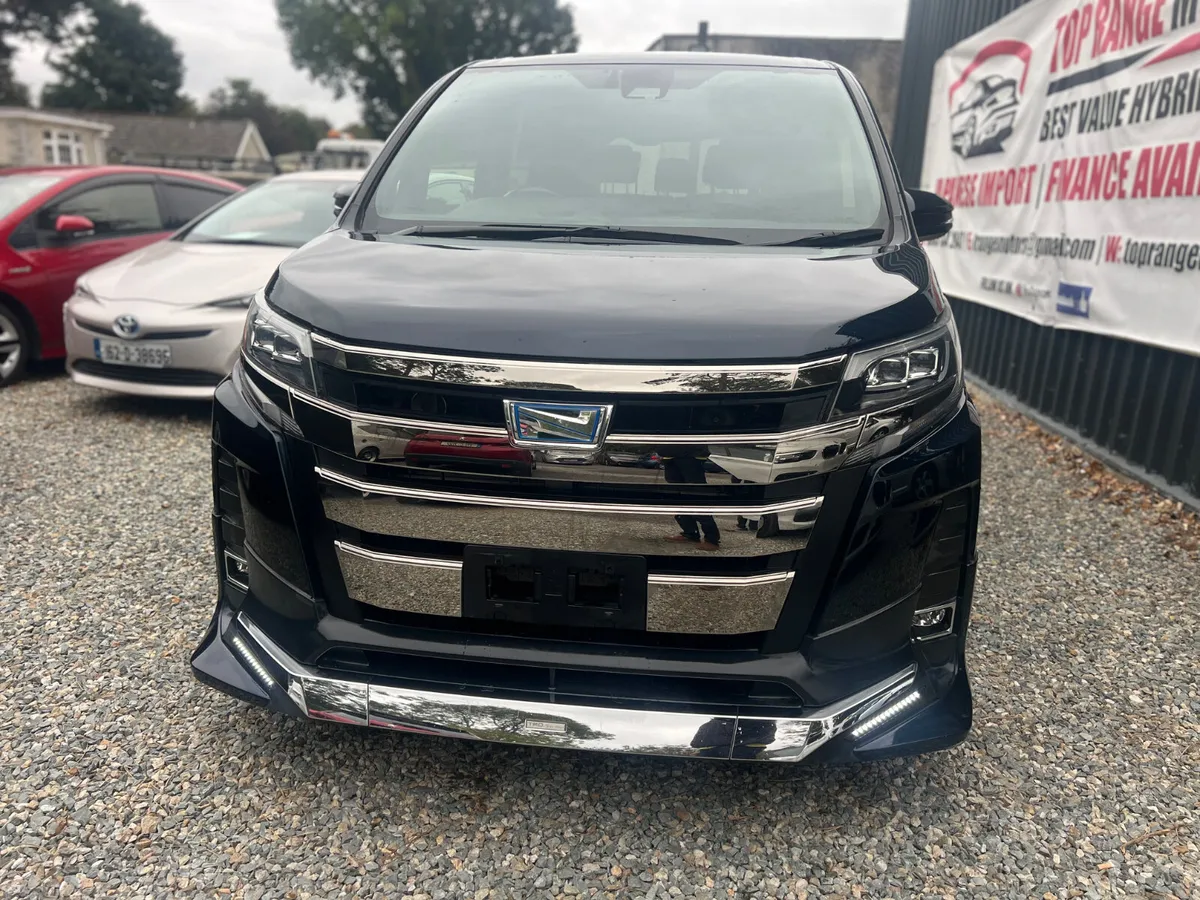 Toyota Voxy **2017** - Image 2