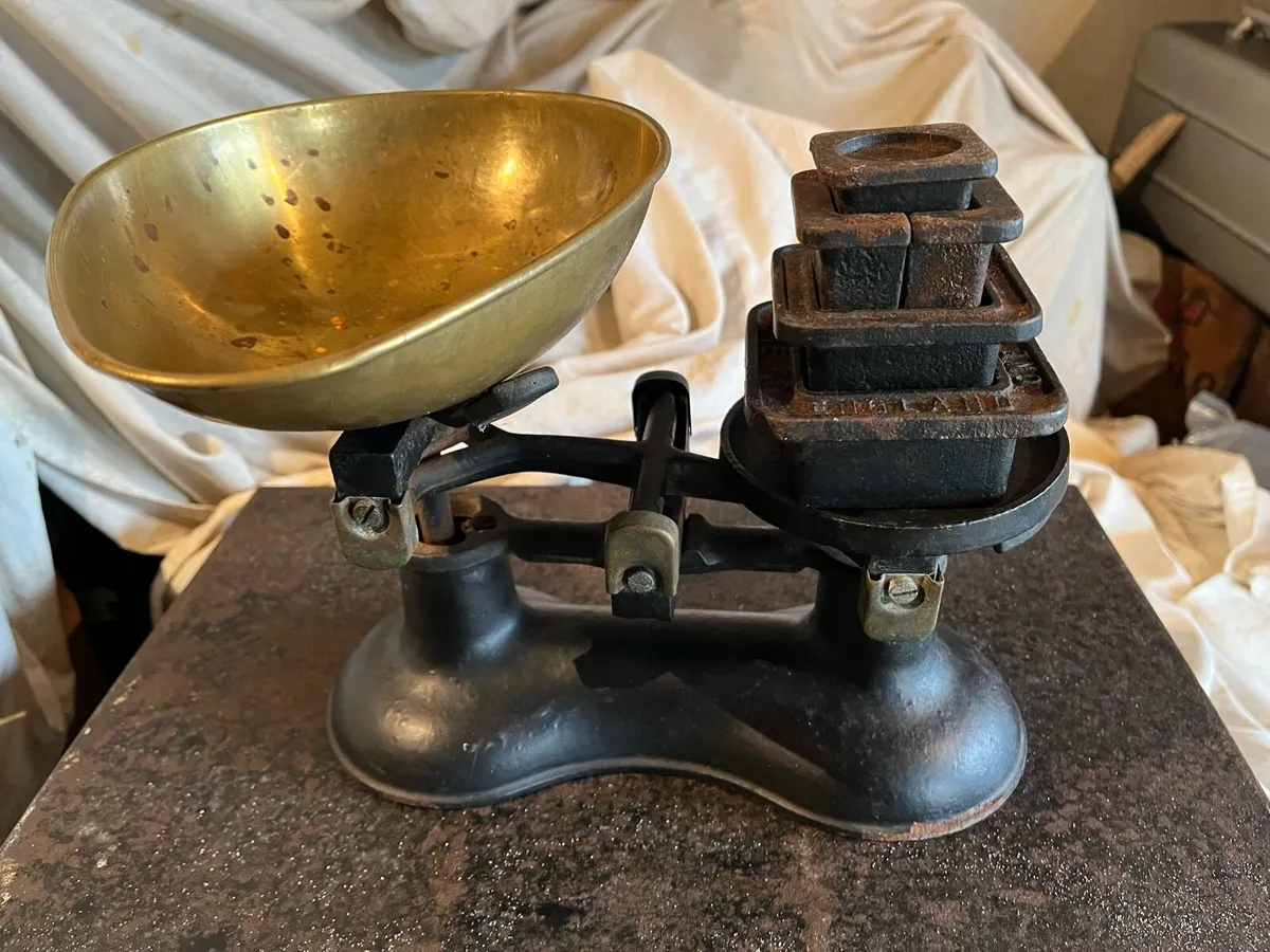 Vintage weighing scale and weights - Image 1