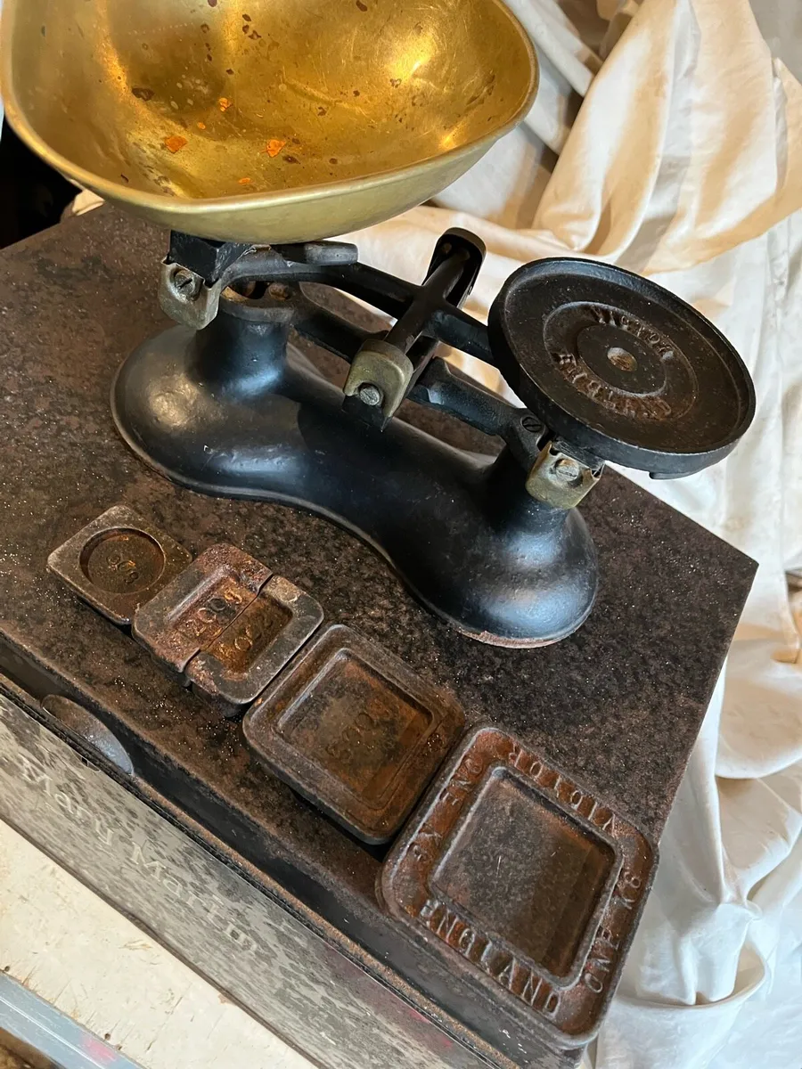 Vintage weighing scale and weights - Image 2