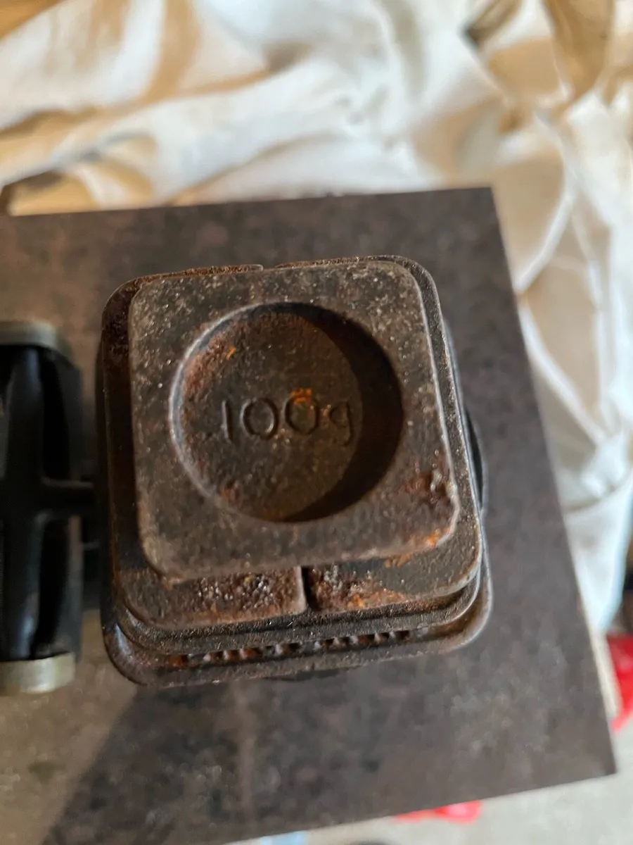 Vintage weighing scale and weights - Image 3