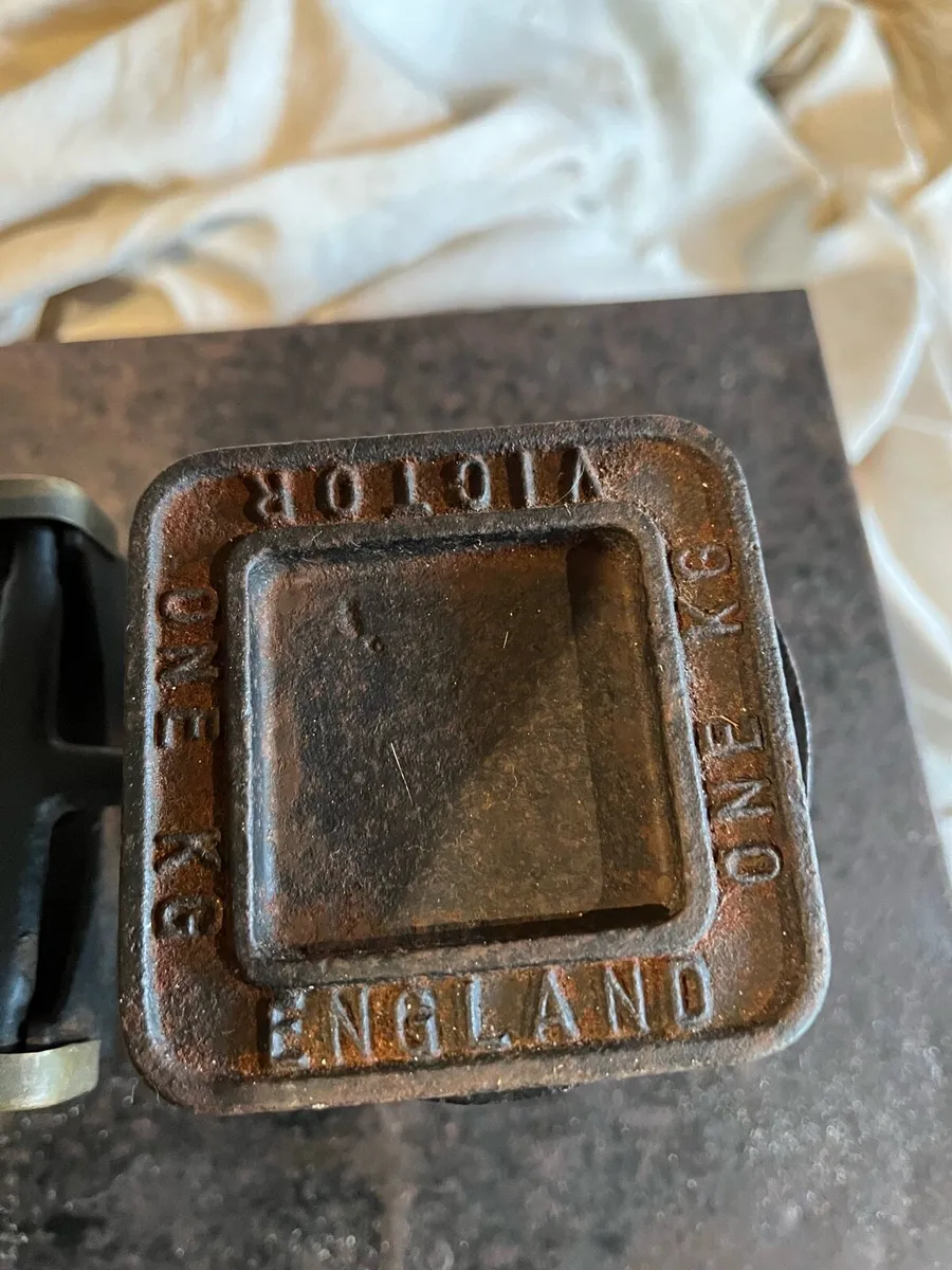 Vintage weighing scale and weights - Image 4
