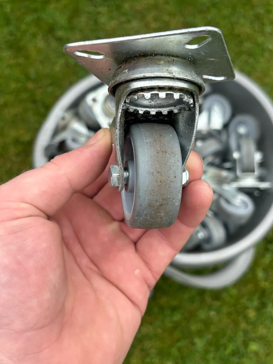 Heavy Duty Swivel Castor 40mm wheels - Image 1