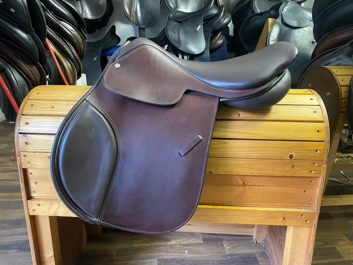 17” brown Leather jumping saddle - Image 1