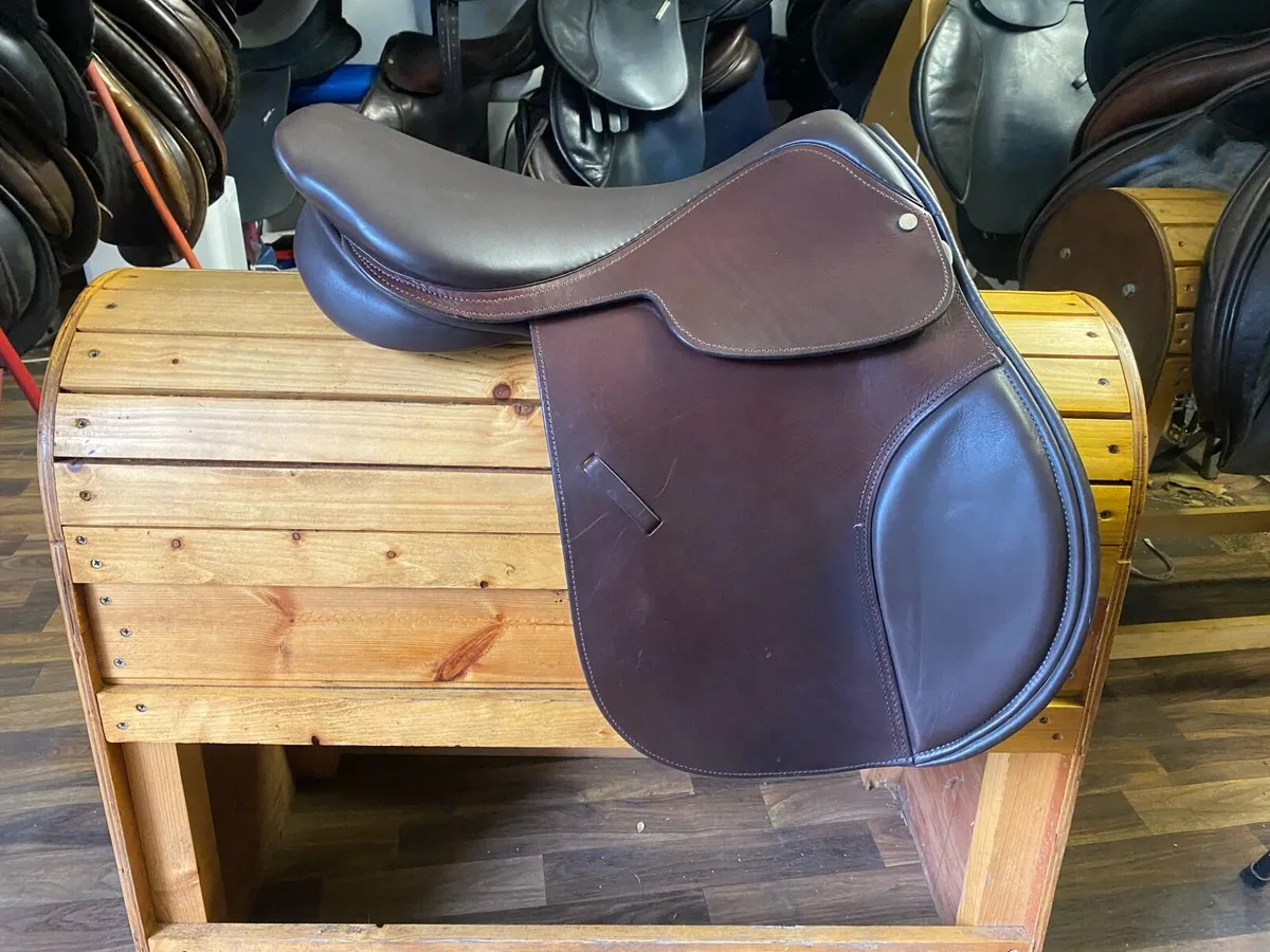 17” brown Leather jumping saddle - Image 2
