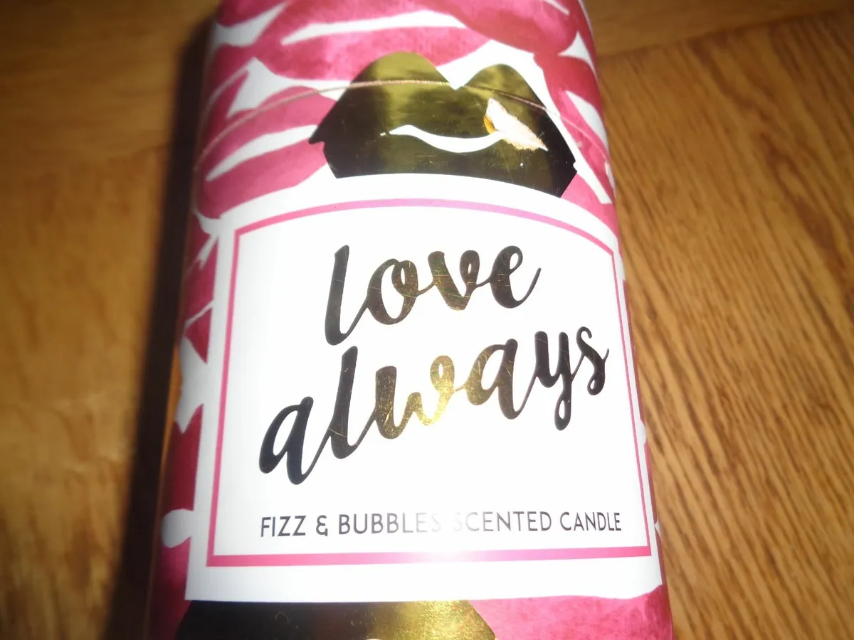 Love Always Fizz & Bubbles Scent Candle for Sale - Image 2