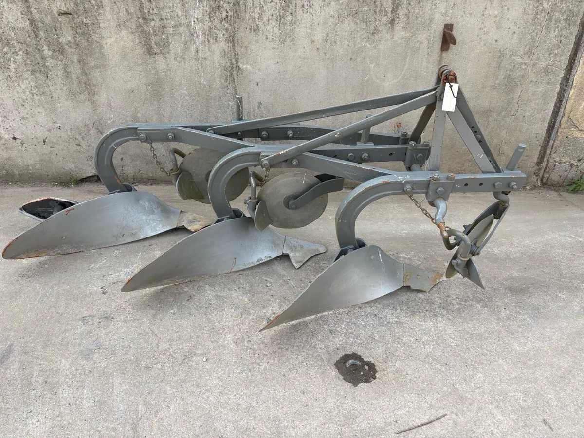 Ferguson 3 furrow plow - Image 1