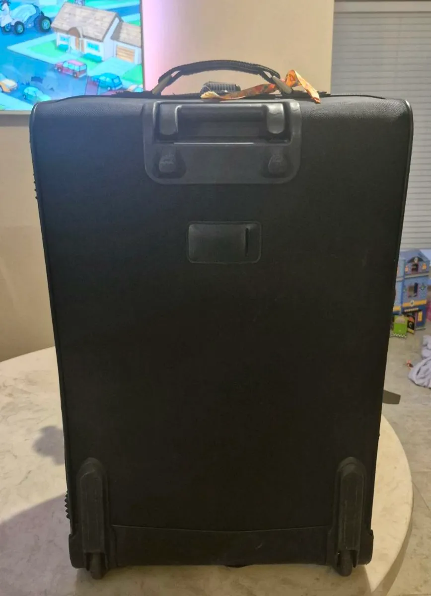 wheel on suitcase for sale in good condition 
Dubl - Image 3