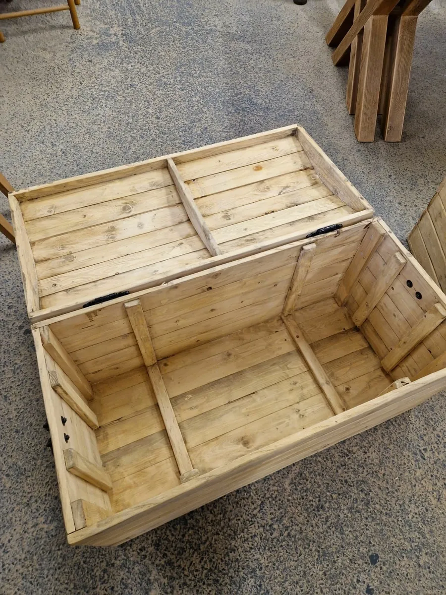 Reclaimed rustic style pine storage trunk - Image 2