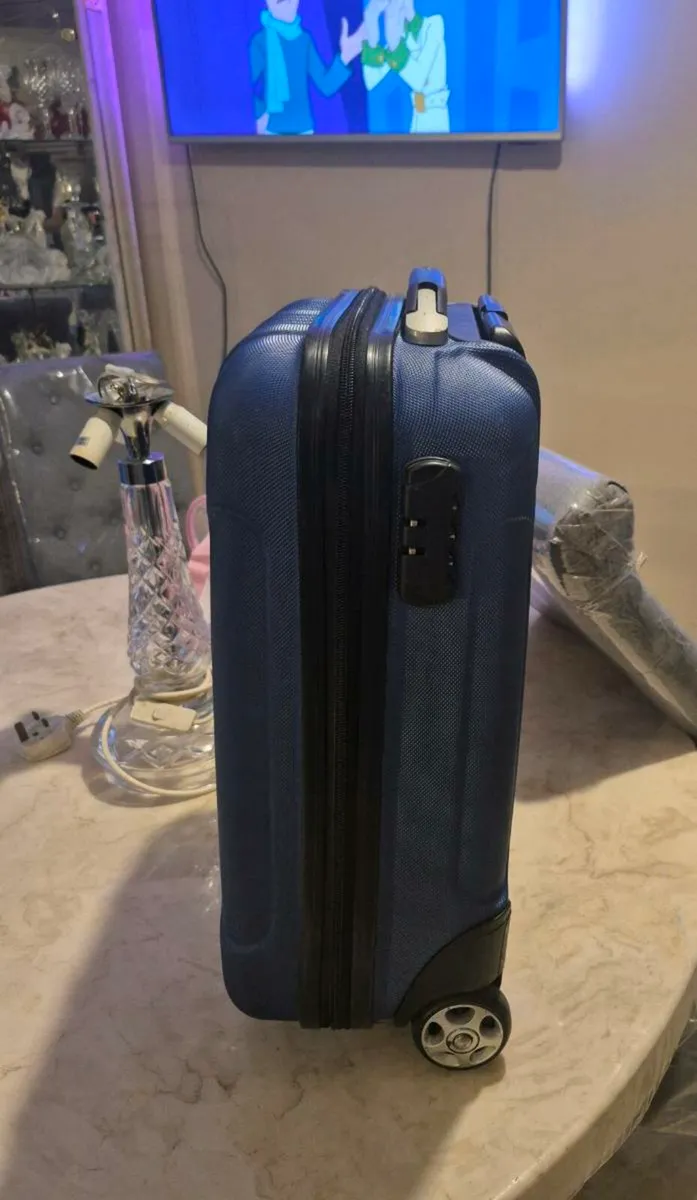wheel on suitcase for sale in good condition 
Dubl - Image 4