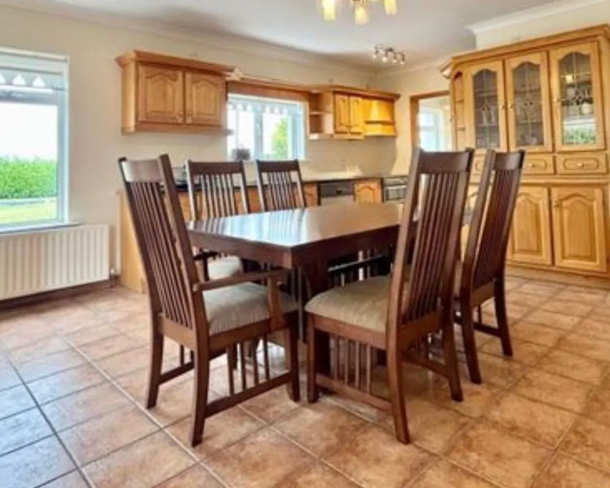 6 Seater Dining Table + Carver Chairs €450 ono