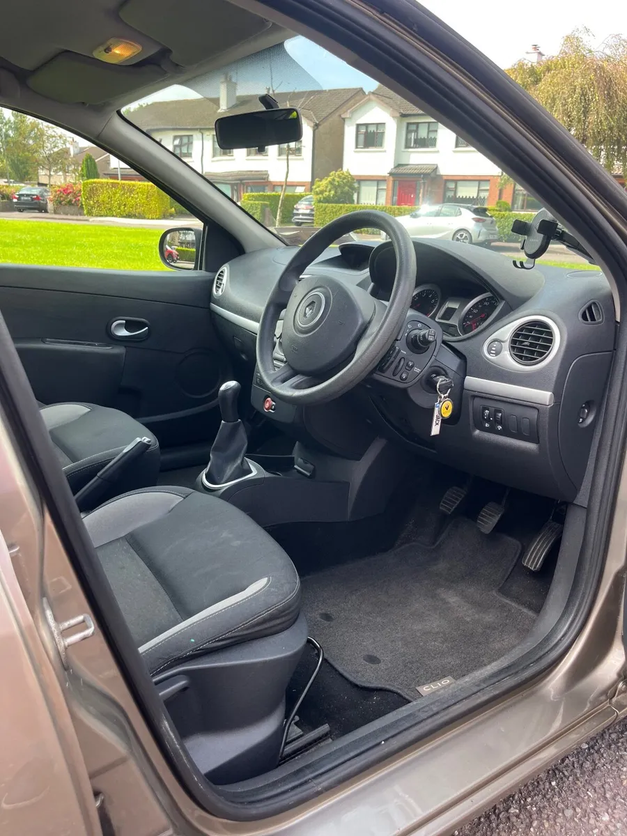 Renault Clio 2011 - Image 2