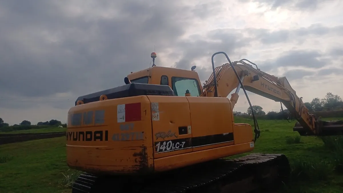 140 LC-7 Hyundai Digger - Image 2