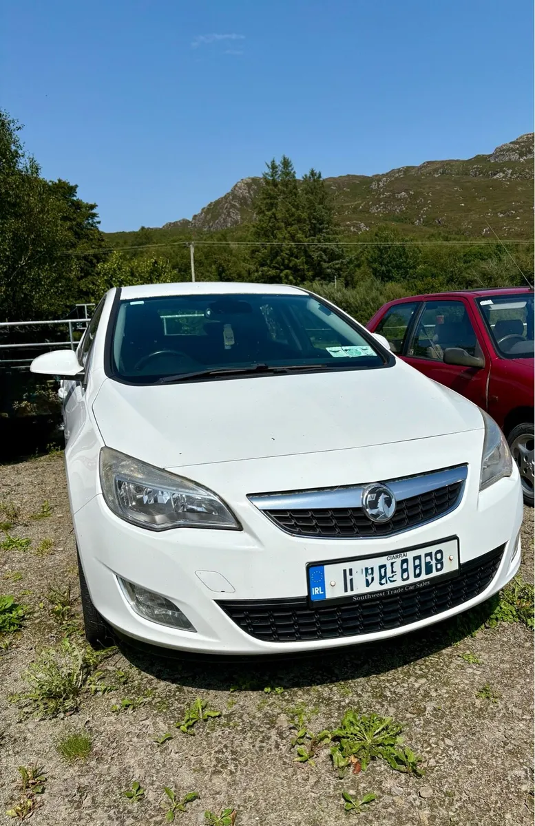 Opel Astra 2011 - Image 1