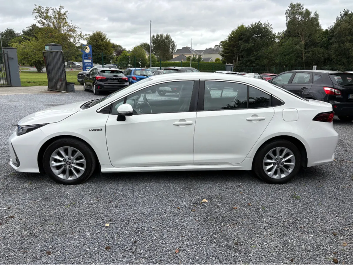 Toyota Corolla HYB LUNA SALOON 4DR AUTO// PRICE DR - Image 4