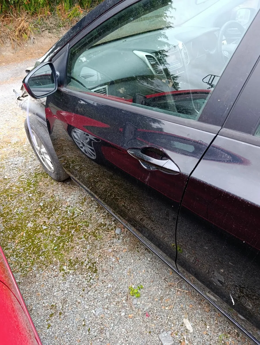 Hyundai i30, Passat B7 - Image 2