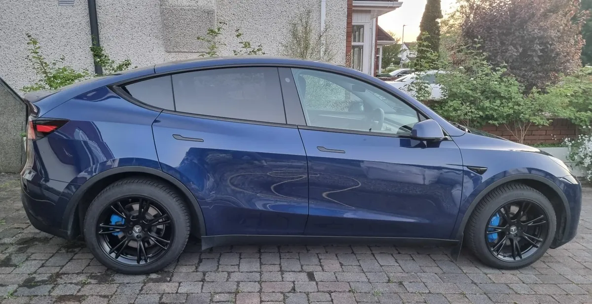 Tesla Model Y 2023 - Image 3