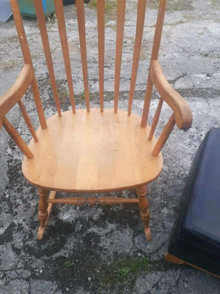Lovely rocking chair - Image 2
