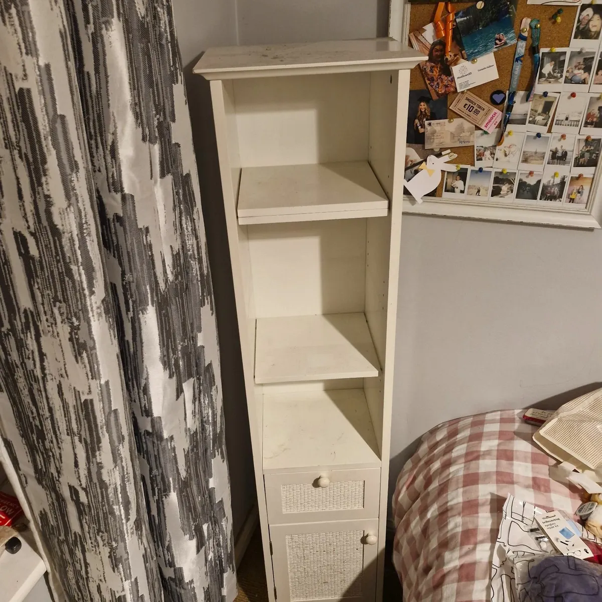 White tall bookcase - Image 1