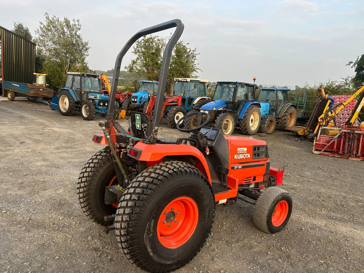Kubota ST30 Compact Tractor - Image 3