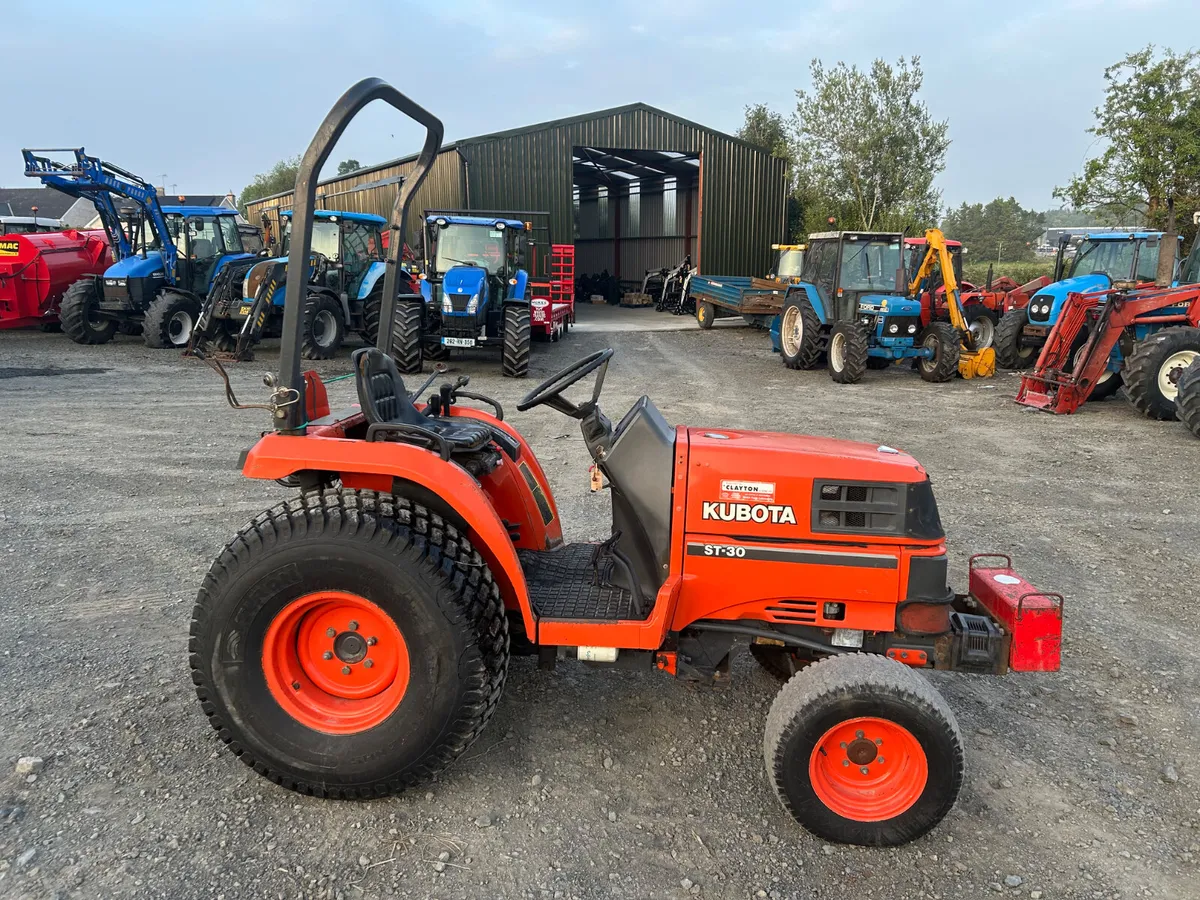 Kubota ST30 Compact Tractor - Image 4