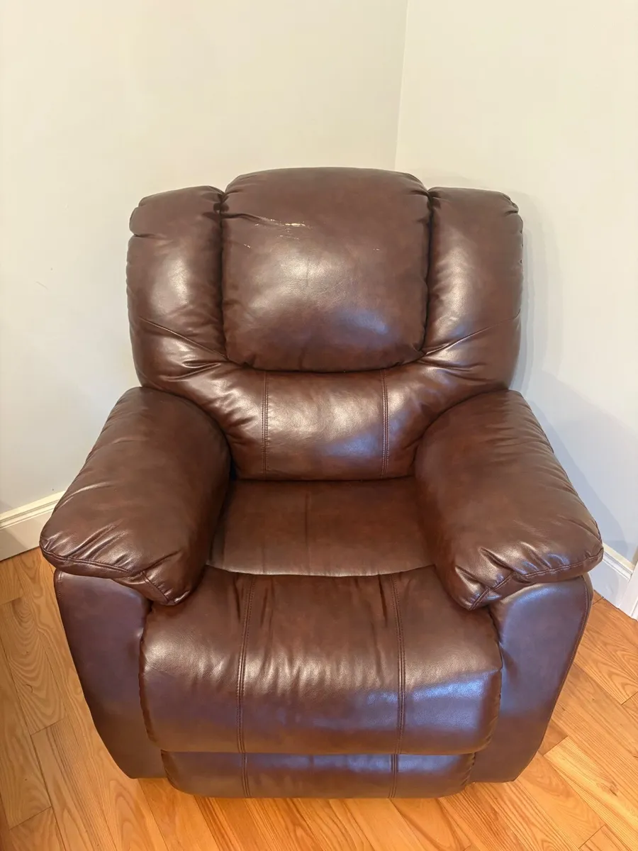 2 brown armchairs with recliner - Image 1