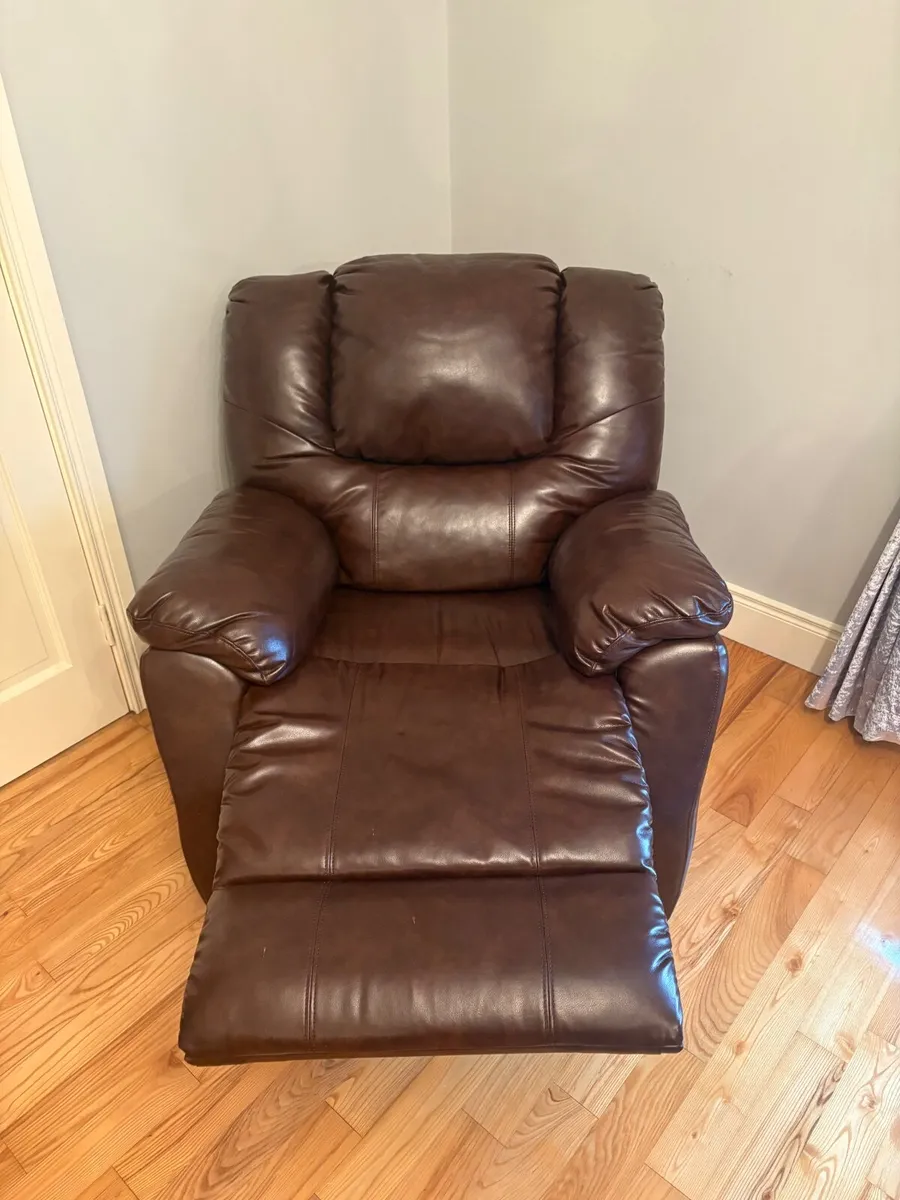 2 brown armchairs with recliner - Image 2