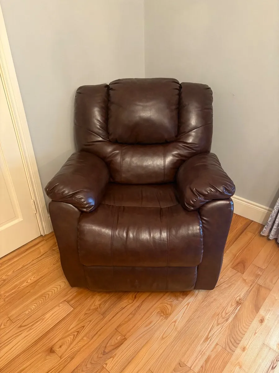 2 brown armchairs with recliner - Image 3
