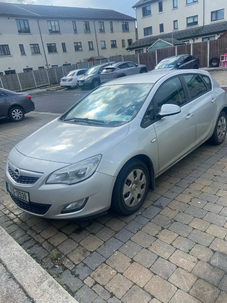 Opel Astra 2011 - Image 1