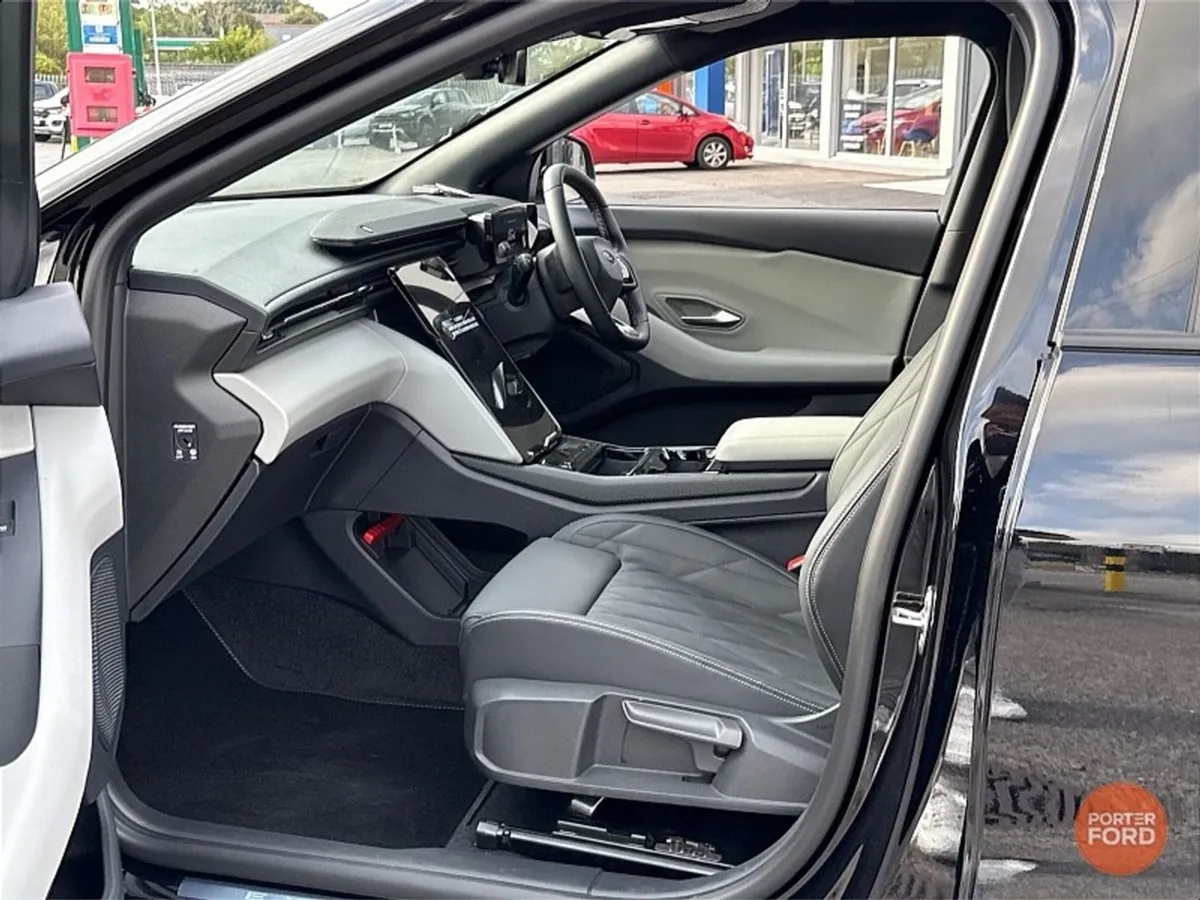 Ford Explorer Premium 77kwh Extended Range 286PS - Image 4