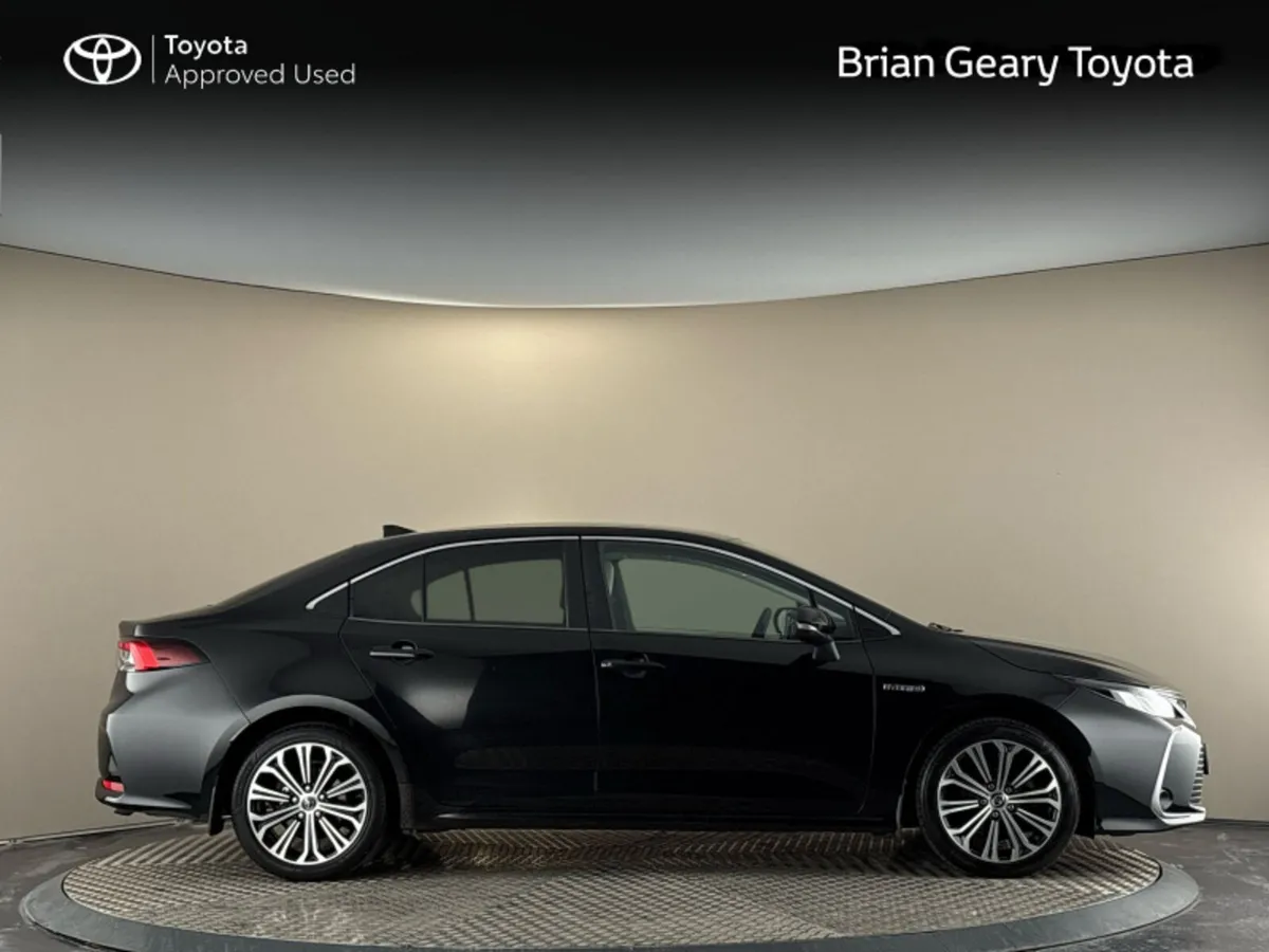 Toyota Corolla HYBRID LUNA SPORT SALOON - Image 3