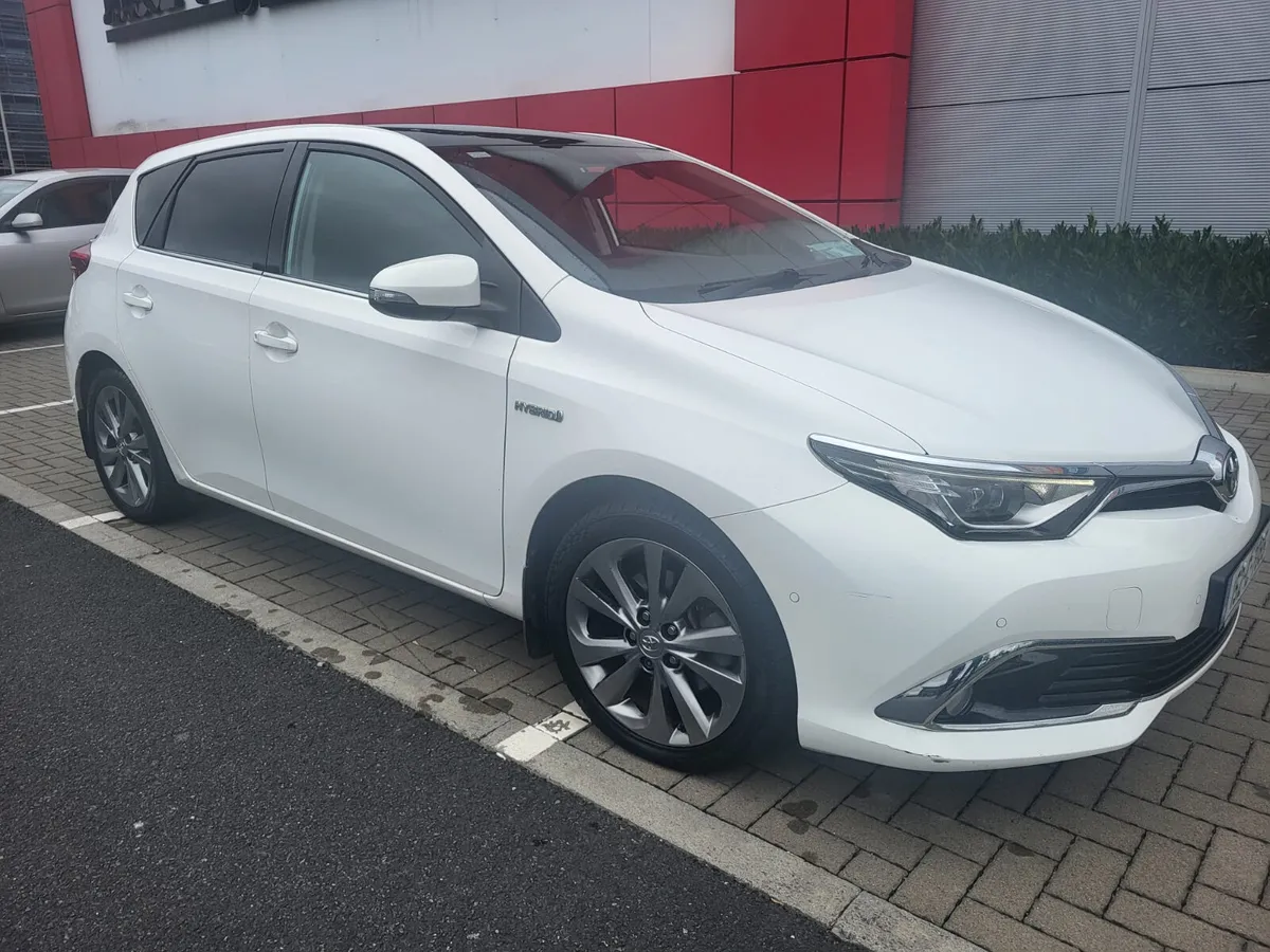2015 Toyota Auris Hybrid Sol Top Spec - Image 1