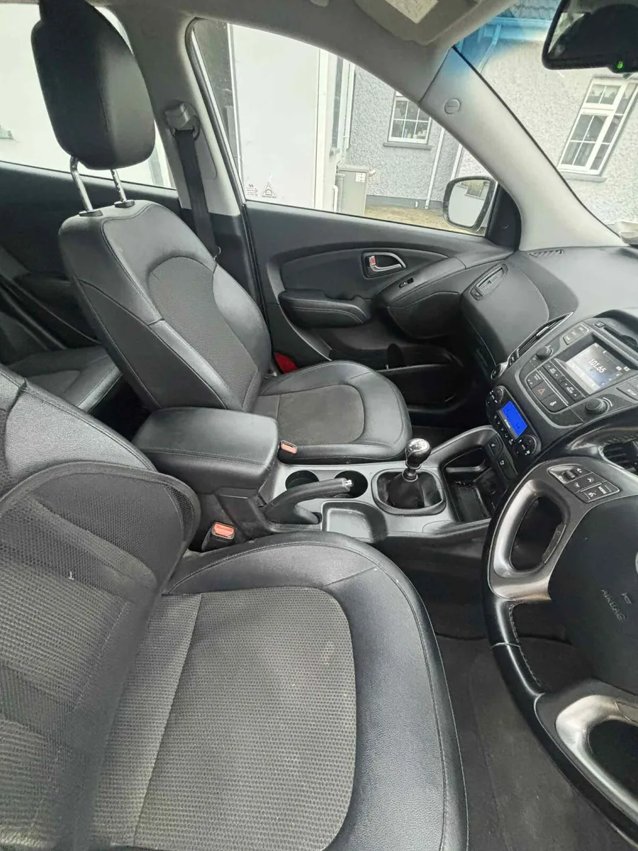 Silver hyundai ix35 - Image 3