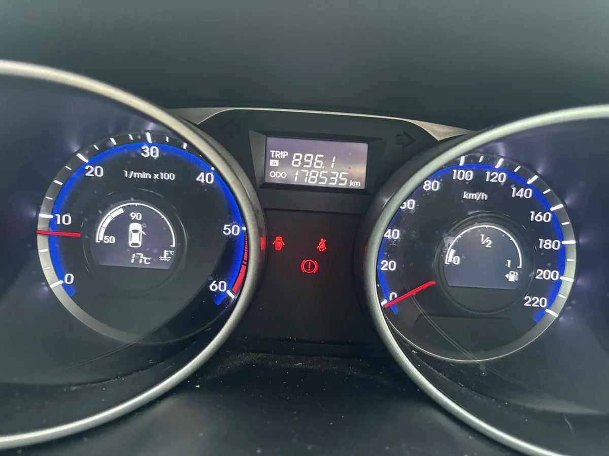 Silver hyundai ix35 - Image 4