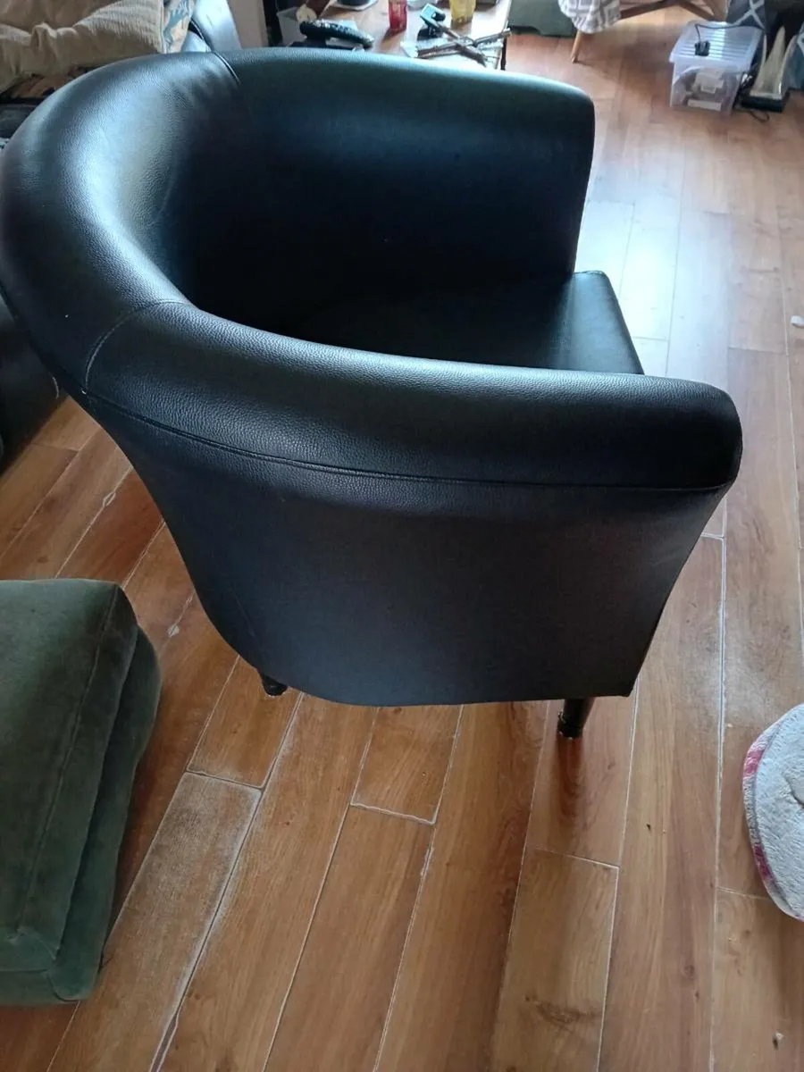 Large leatherette tub chair black - Image 4