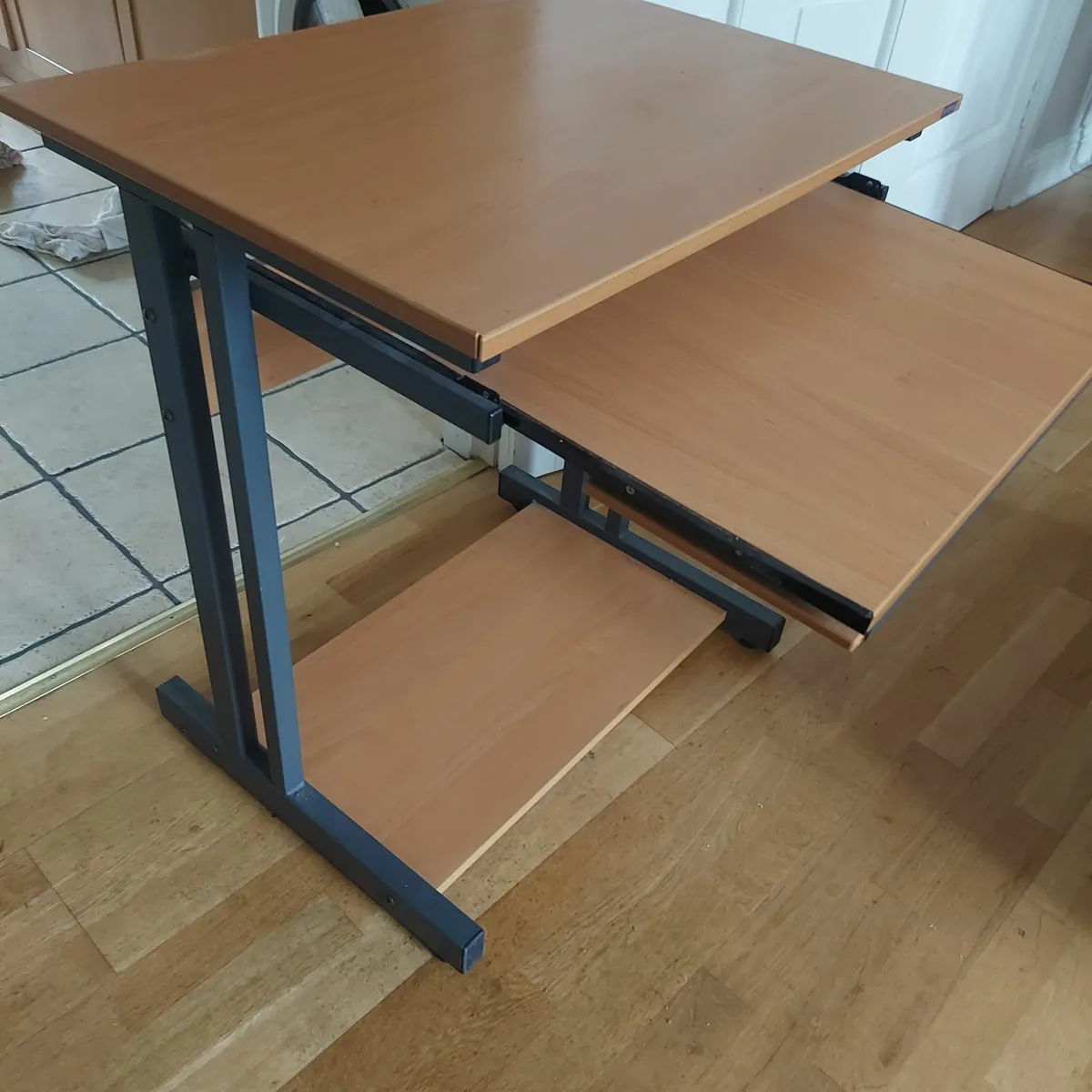Small desk with wheels - Image 3