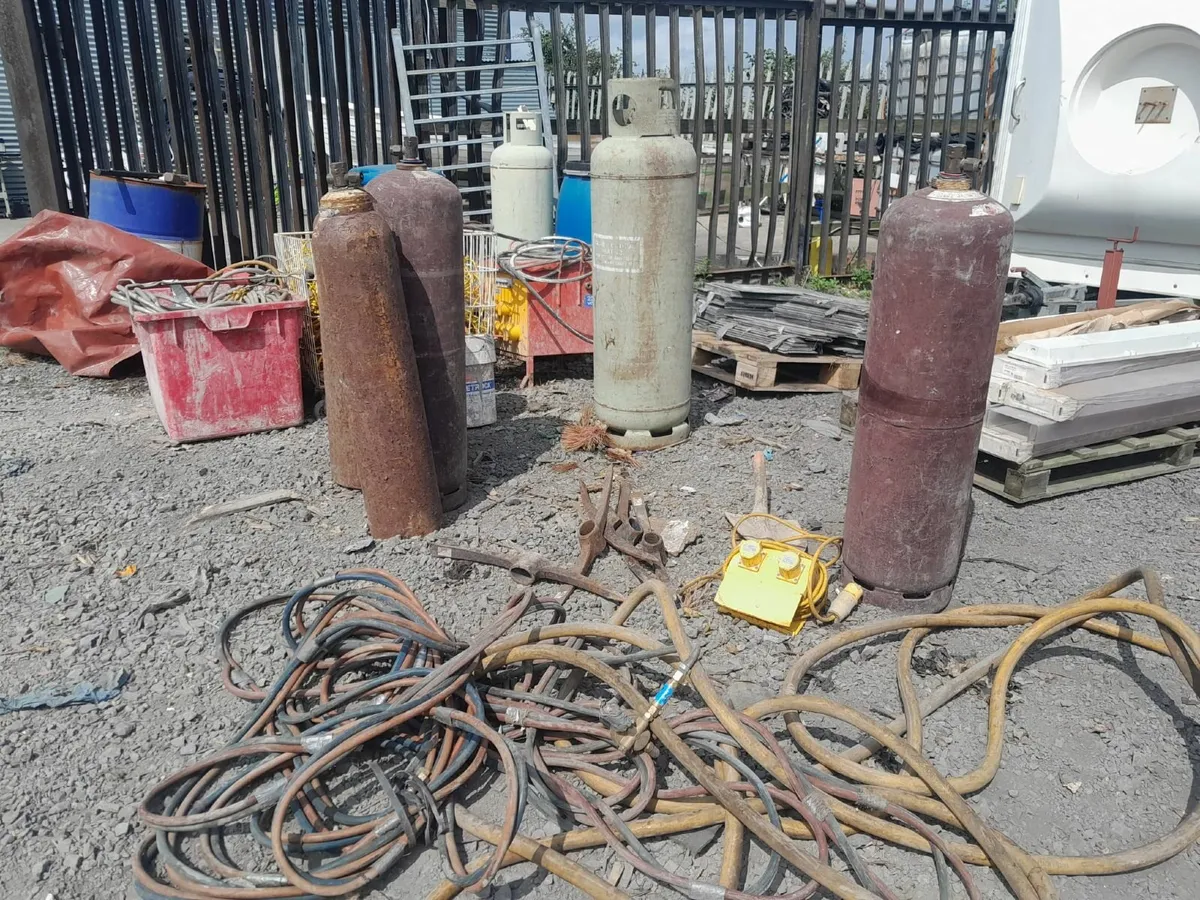 Garage and building equipment - Image 3