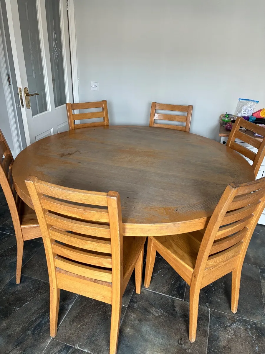 Round table and chairs - Image 1