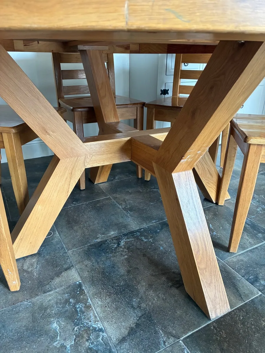 Round table and chairs - Image 2