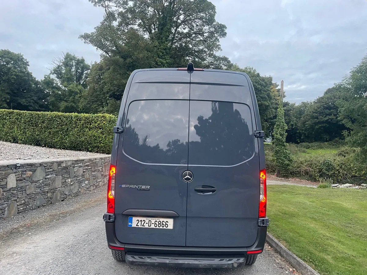 Van - Image 4