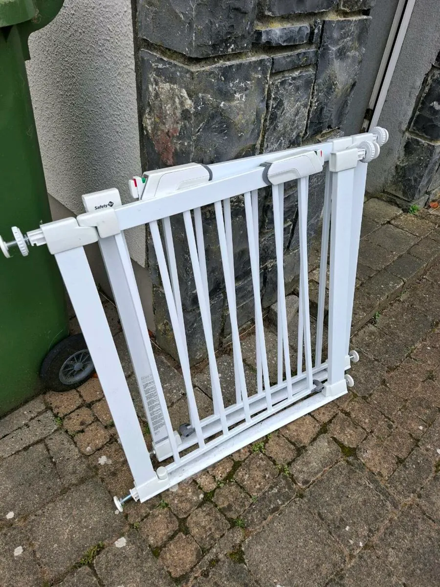2 stair gates