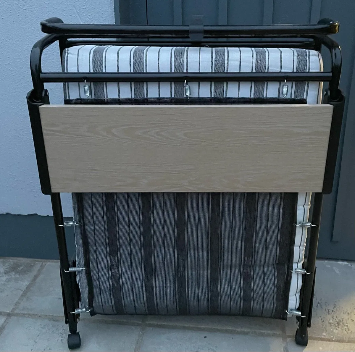 Fold up bed - Image 1