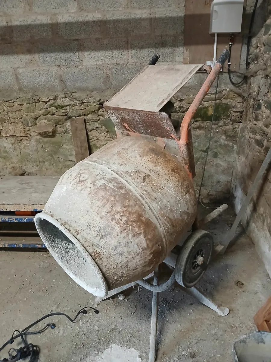 Vibrating Table and moulds - Image 3