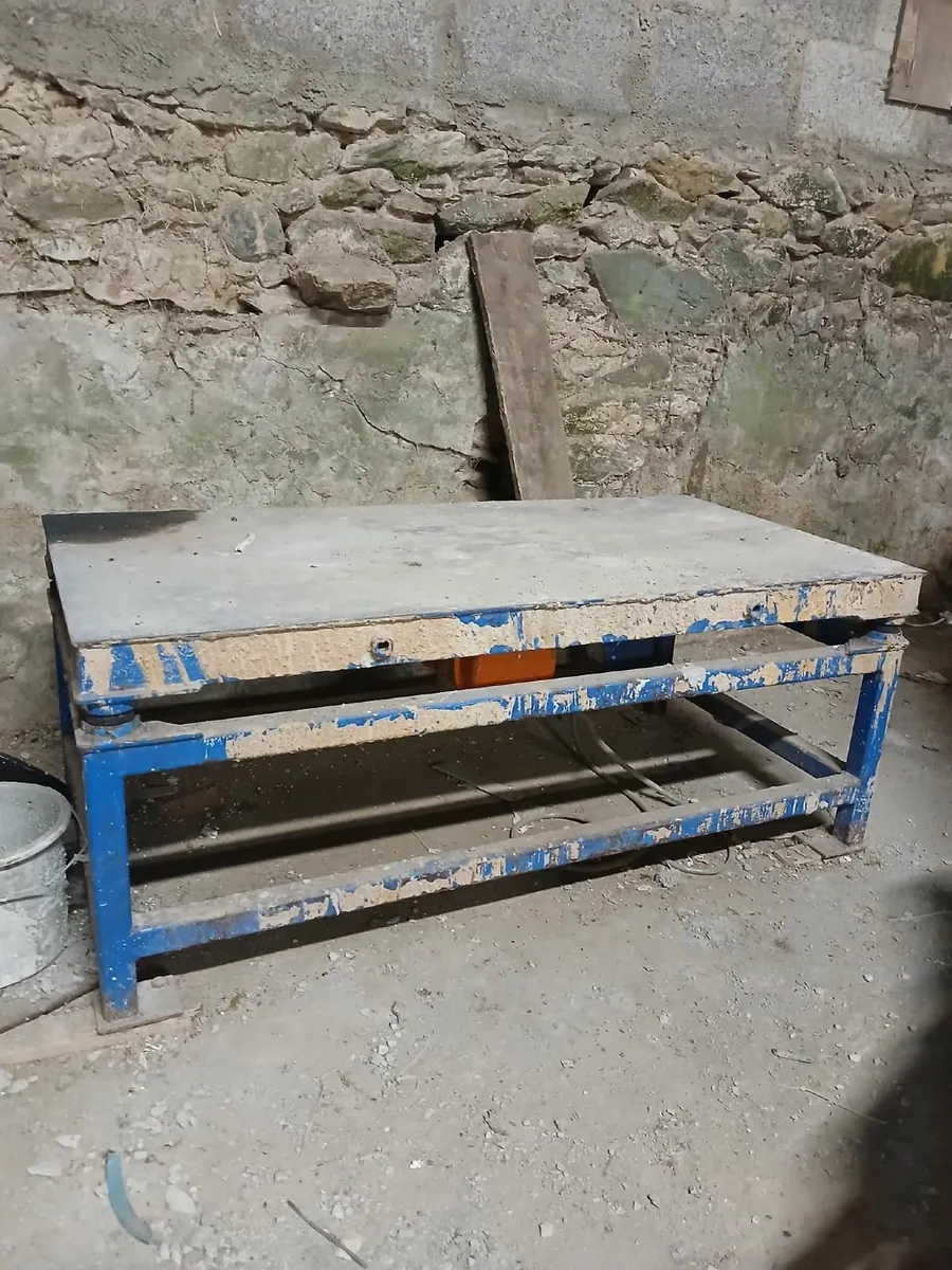 Vibrating Table and moulds - Image 1